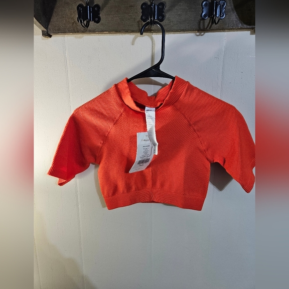 FABLETICS SIZE SMALL CROPPED SHORT SLEEVE ORANGE WORKOUT TOP - Picture 4 of 6